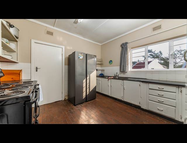 7 BEDROOM HOUSE FOR SALE IN SHAKAS ROCK